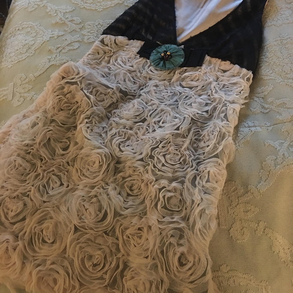 Amazing texture and detail very high end look and feel cocktail dress. - Picture 4 of 8